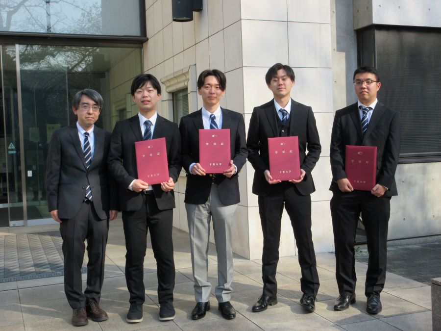 大栗教授と博士後期課程修了生、博士前期課程修了生。