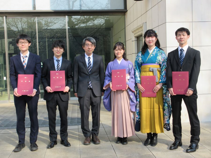 大栗教授と研究室の卒業生一同