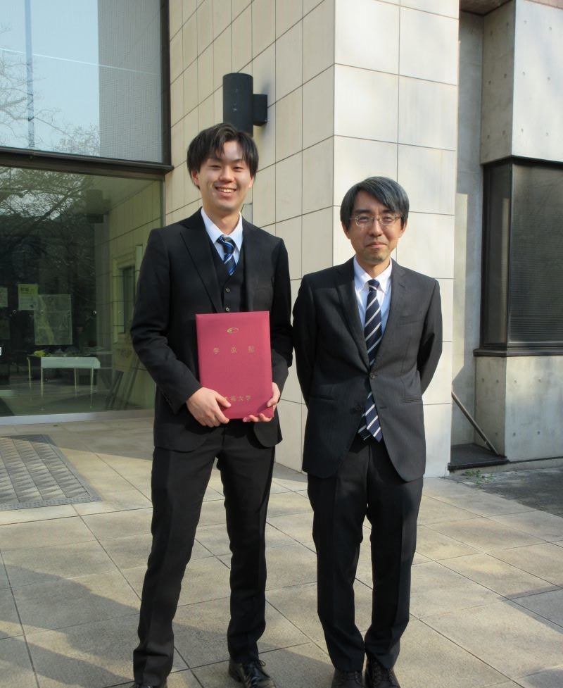 大栗教授と博士前期課程修了の鎗本さん。