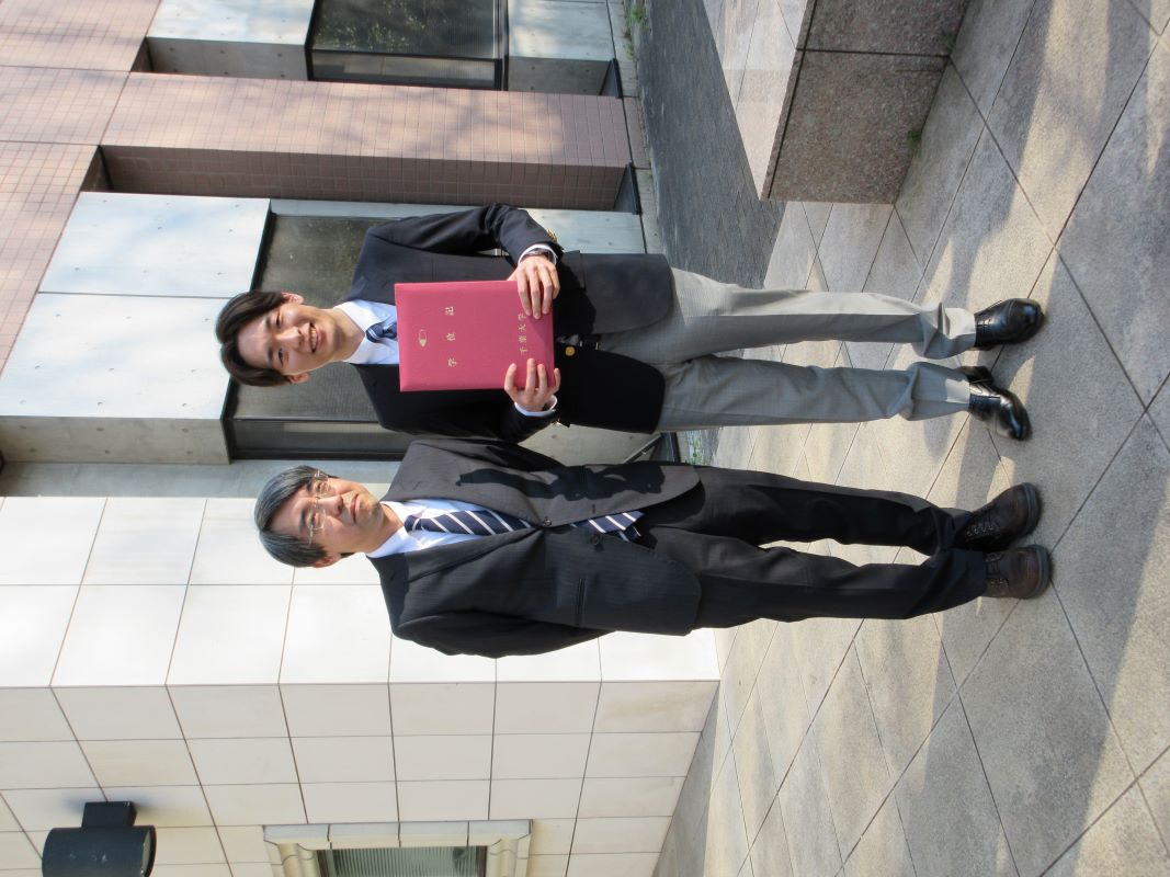 大栗教授と博士前期課程修了の中馬さん。