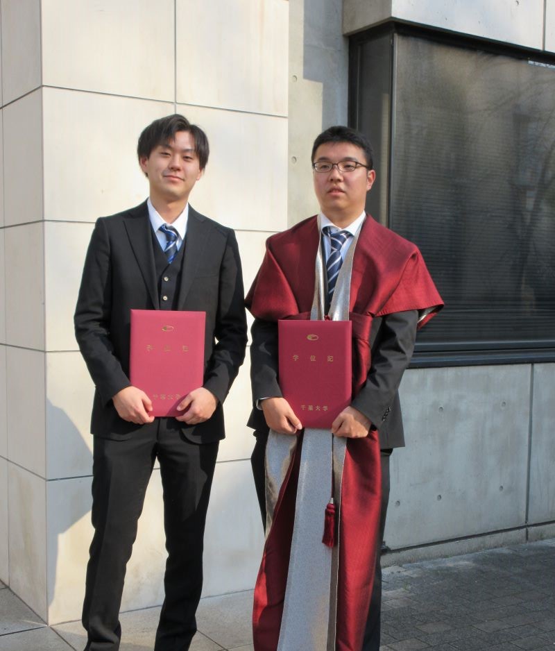 正木さんと博士前期課程修了の鎗本さん。