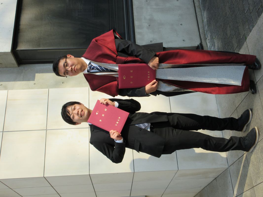 正木さんと博士前期課程修了の百瀬さん。